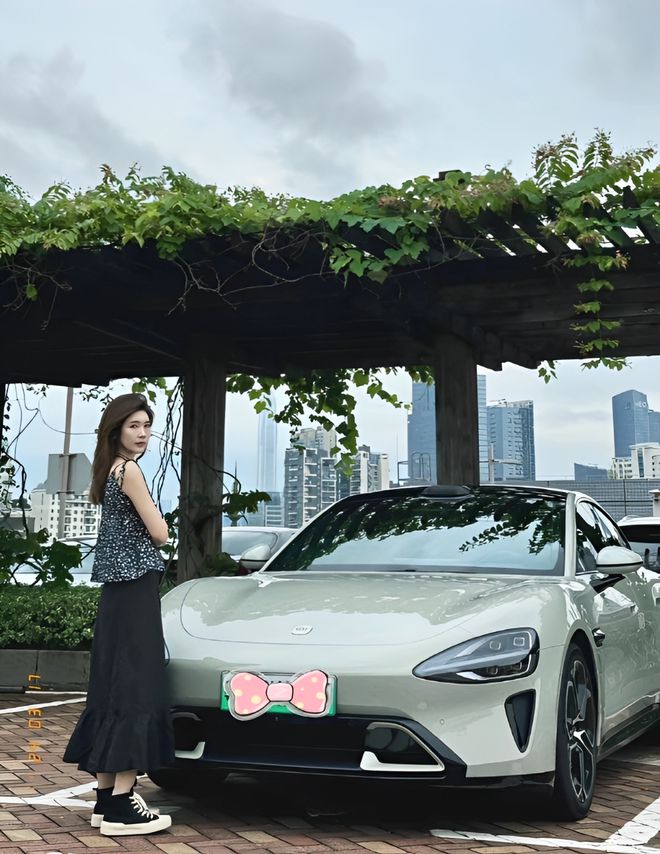 量都这么高的吗？仙女也就长这样吧pg试玩小米SU7的美女车主质(图10)