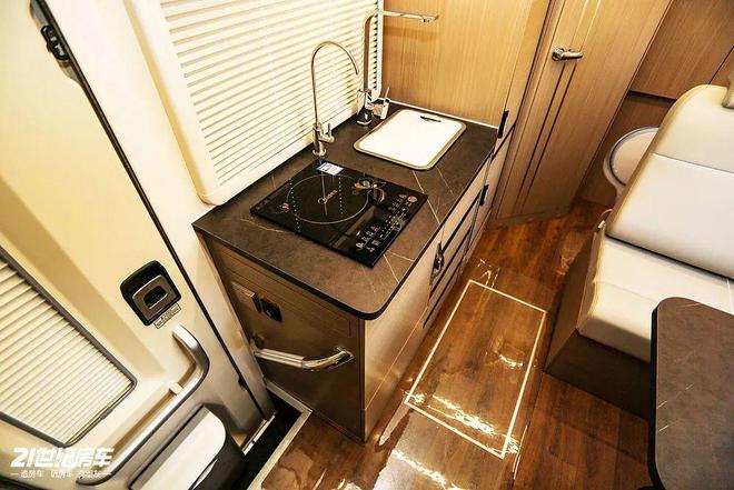 峰景·蓝鲸览拓者四驱房车安全舒适闯天涯pg电子模拟器一家三口惬意之选！长安(图13)