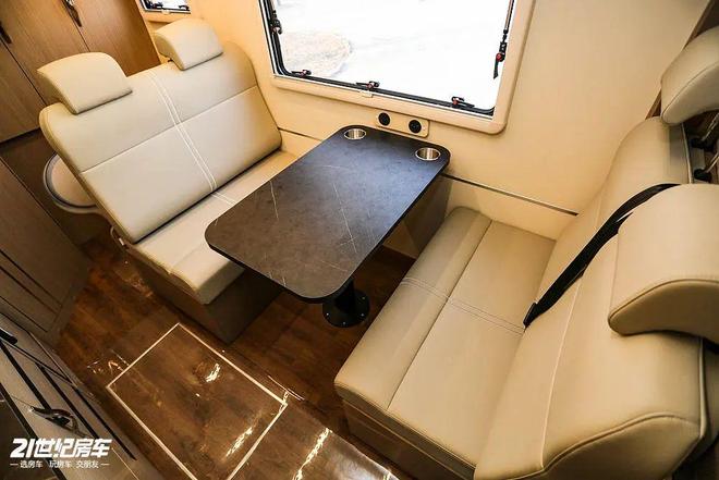 峰景·蓝鲸览拓者四驱房车安全舒适闯天涯pg电子模拟器一家三口惬意之选！长安(图15)