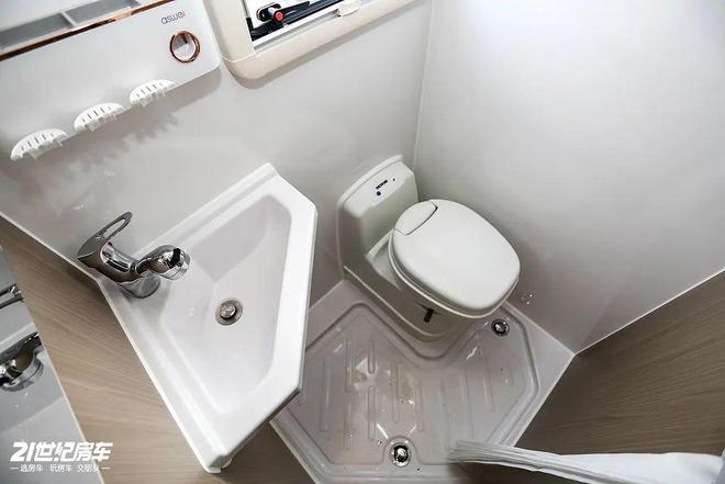 峰景·蓝鲸览拓者四驱房车安全舒适闯天涯pg电子模拟器一家三口惬意之选！长安(图9)